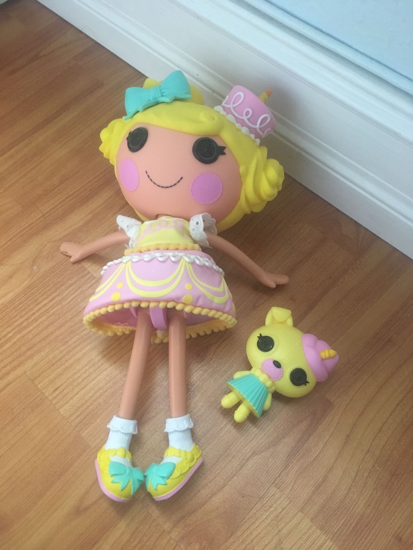 Lalaloopsy Birthday cake doll w/ cupcake pet