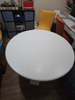 Beautiful White Dining Table With Leaf Insert