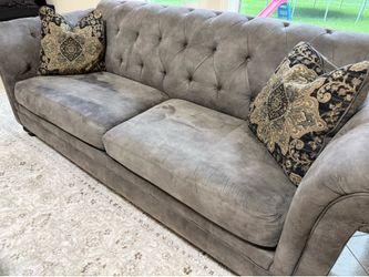 Sofa tufted chesterfield - Ashley hartigan