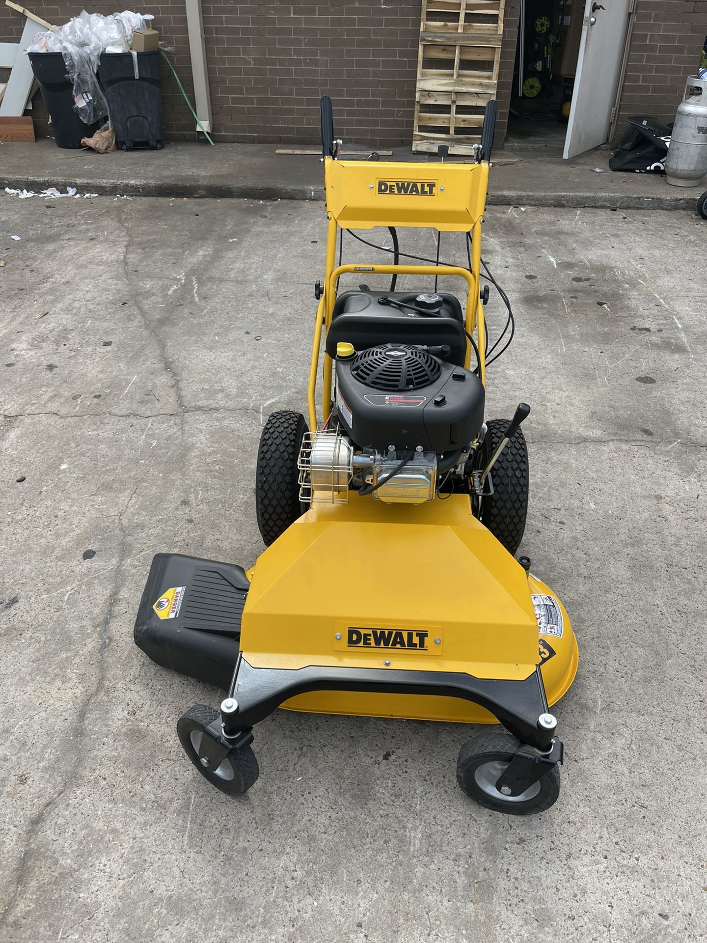 DEWALT DW33 33 in. 344 cc OHV Briggs and Stratton Electric Start Engine ...