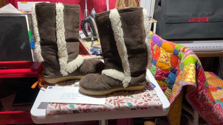 Free BearPaw women’s size 9 .boots  DO NOT ASK IF AVAILABLE