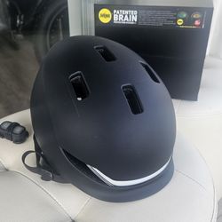 LUMOS Matrix Smart Bike Helmet Black like new
