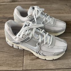New Nike zoom Vomero 5, gray and white women’s Size 7.5, men’s size 6 