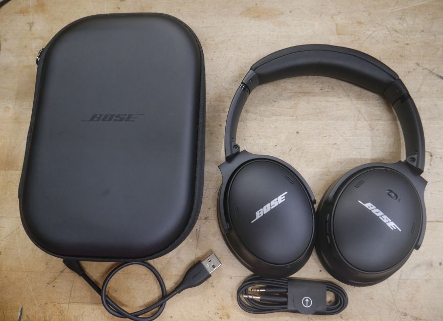 BOSE QUITE COMFORT HEADPHONES WITH CASE 887559-8