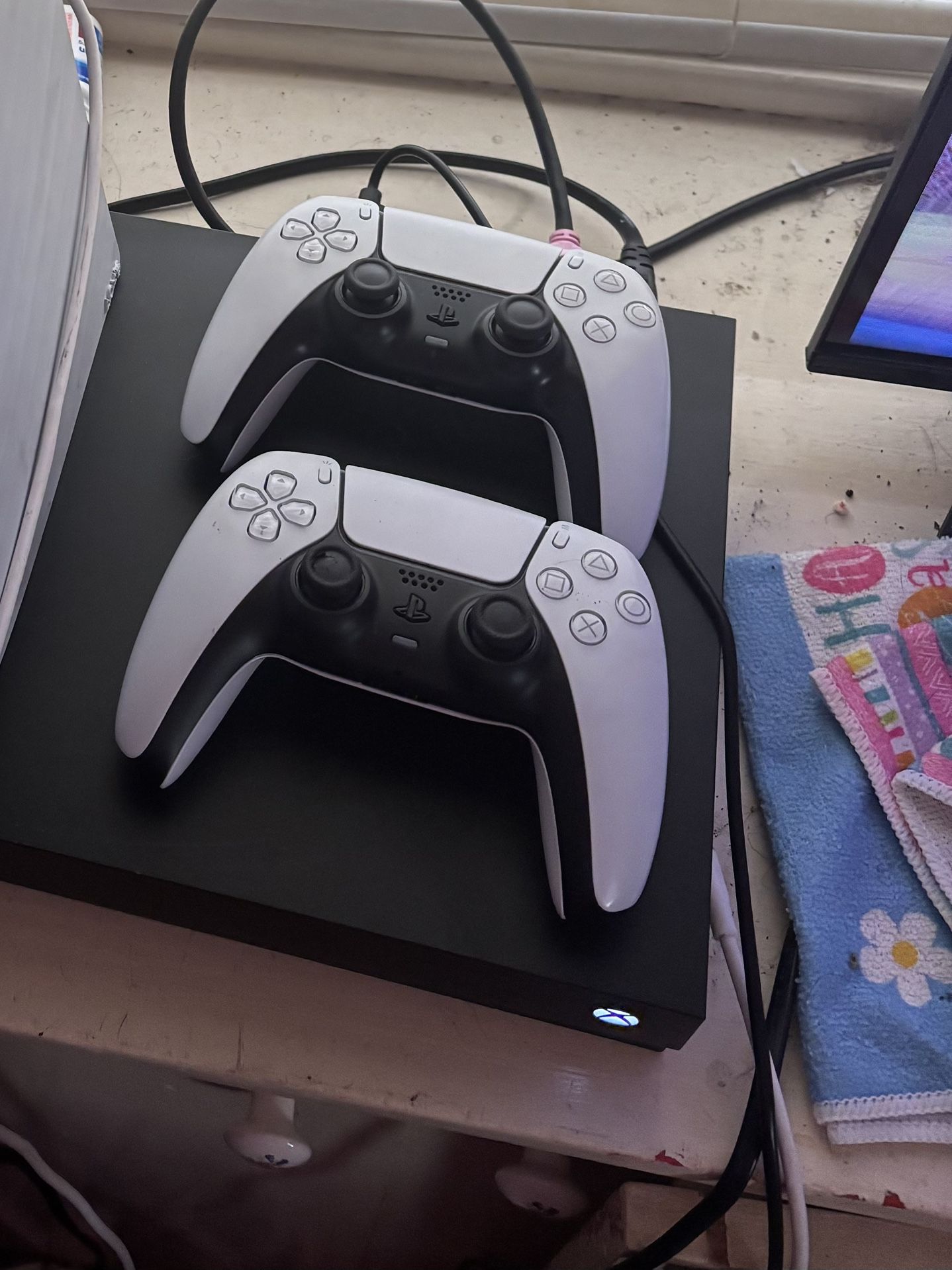 2 ps5 controllers
