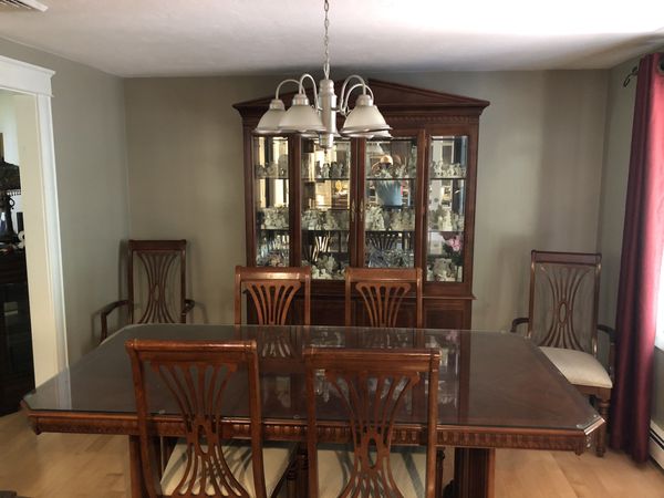 Cherry Wood Dining room Set with Hutch. Near mint ...