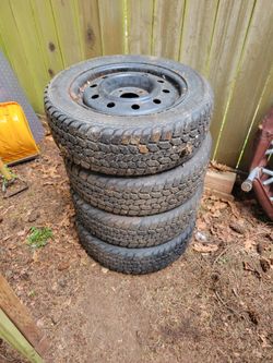 SNOW TIRES /Barely Used. 195/60r15/Comes With Wheels/Wintercat Xt Studded Tires/