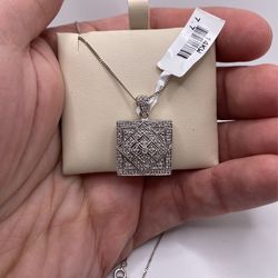 Stunning Diamond & Gold Pendant (0.30 C.t) Cert!