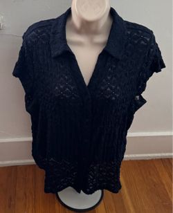 Adrienna Papell navy blue crochet textured collared button front blouse, size L
