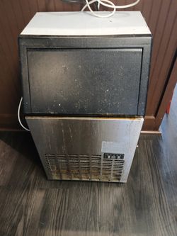 Ice machine (have to install with water line)