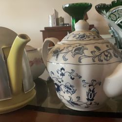 Six vintage teapots variety of sorts