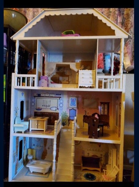 Wooden Very Nice Doll House
