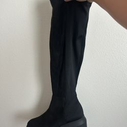 women’s black boot