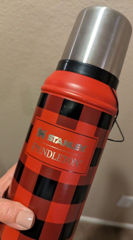STANLEY Pendleton red and black plaid 32 oz