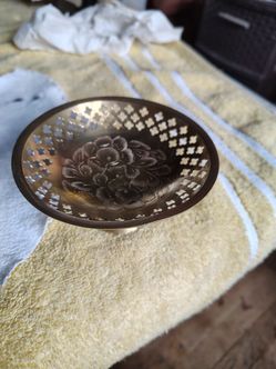 Pedestal dish