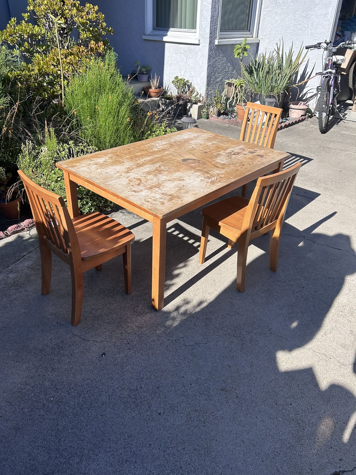 Children’s Desk With 3 Chairs