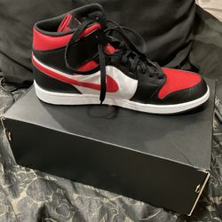 Air Jordan 1 Mid. Size 14