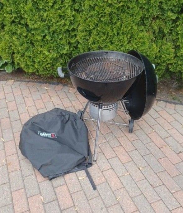 Weber 23 inch charcoal barbecue with ash Catcher and cover.
