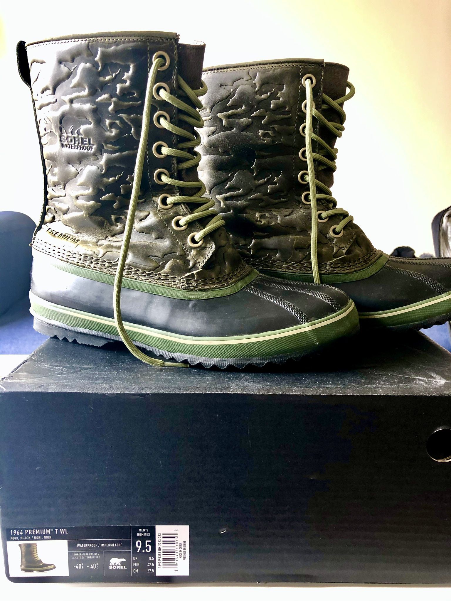 Men's 9.5 US size. Brand new Sorel LEATHER snow boots.