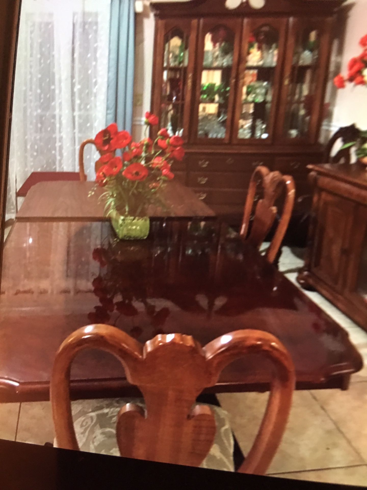 Beautiful Well kept Dining room set .with Padding ,no scratches .o