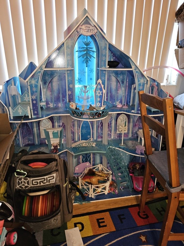 Huge Frozen Doll House With Everything