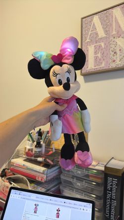 Minnie Mouse sparkle and sing plush