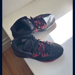Size 10 Kyrie Irving Basketball Shoes (needs Insoles)
