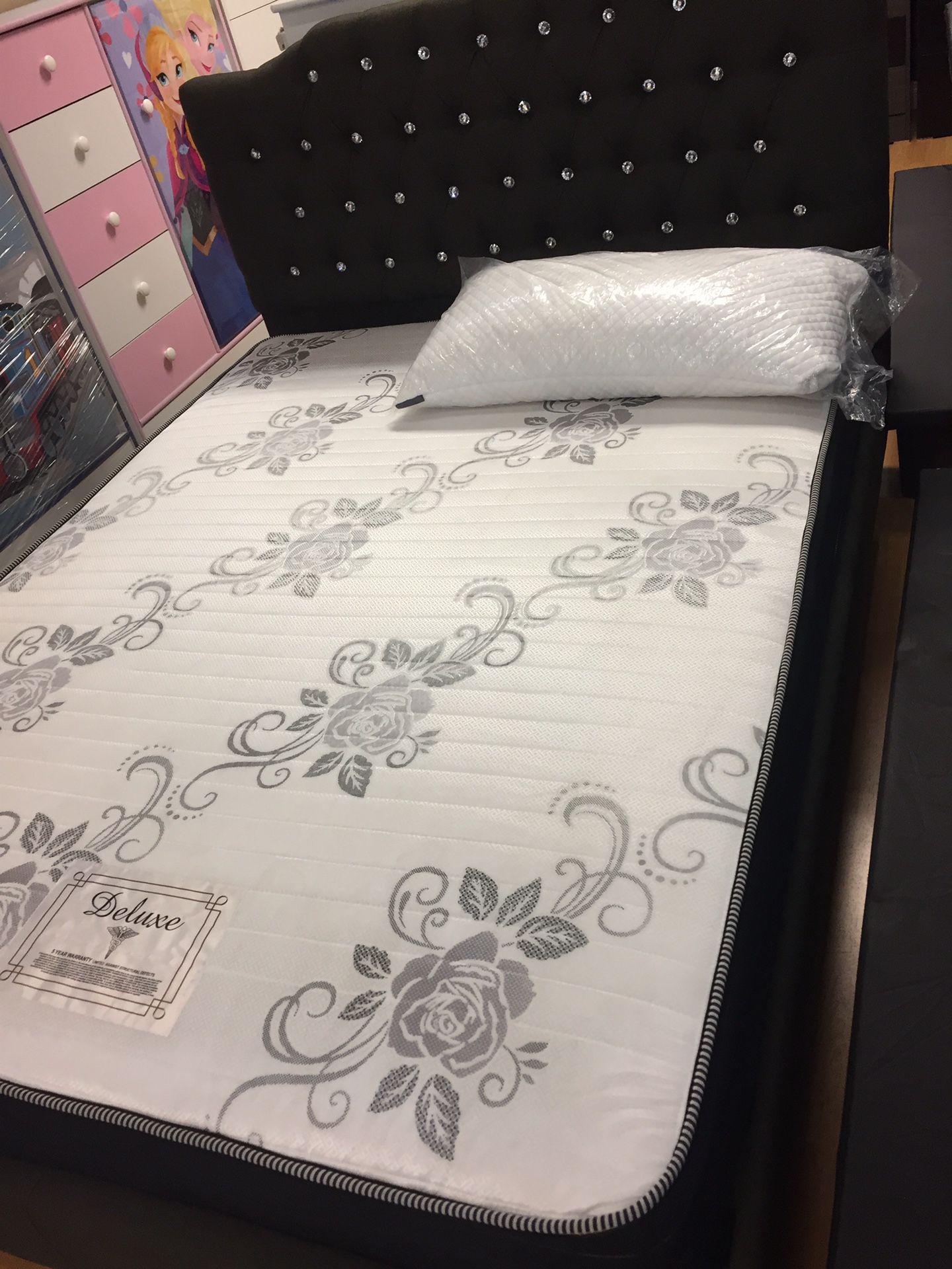 Deluxe brand queen size set mattress and Boxspring only