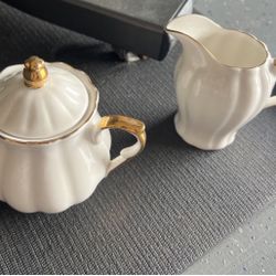GRACEWARE - TEAWARE.SCALLOP AND CREAMER SET.