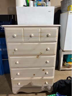Wooden Dresser (5 Drawers)