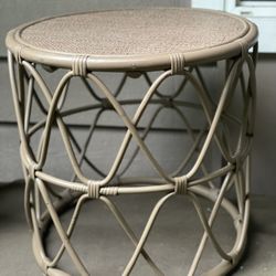 Faux Wicker and metal round patio accent table offers versatile use in your outdoor /indoor space All-weather faux wicker details and weather-resistan