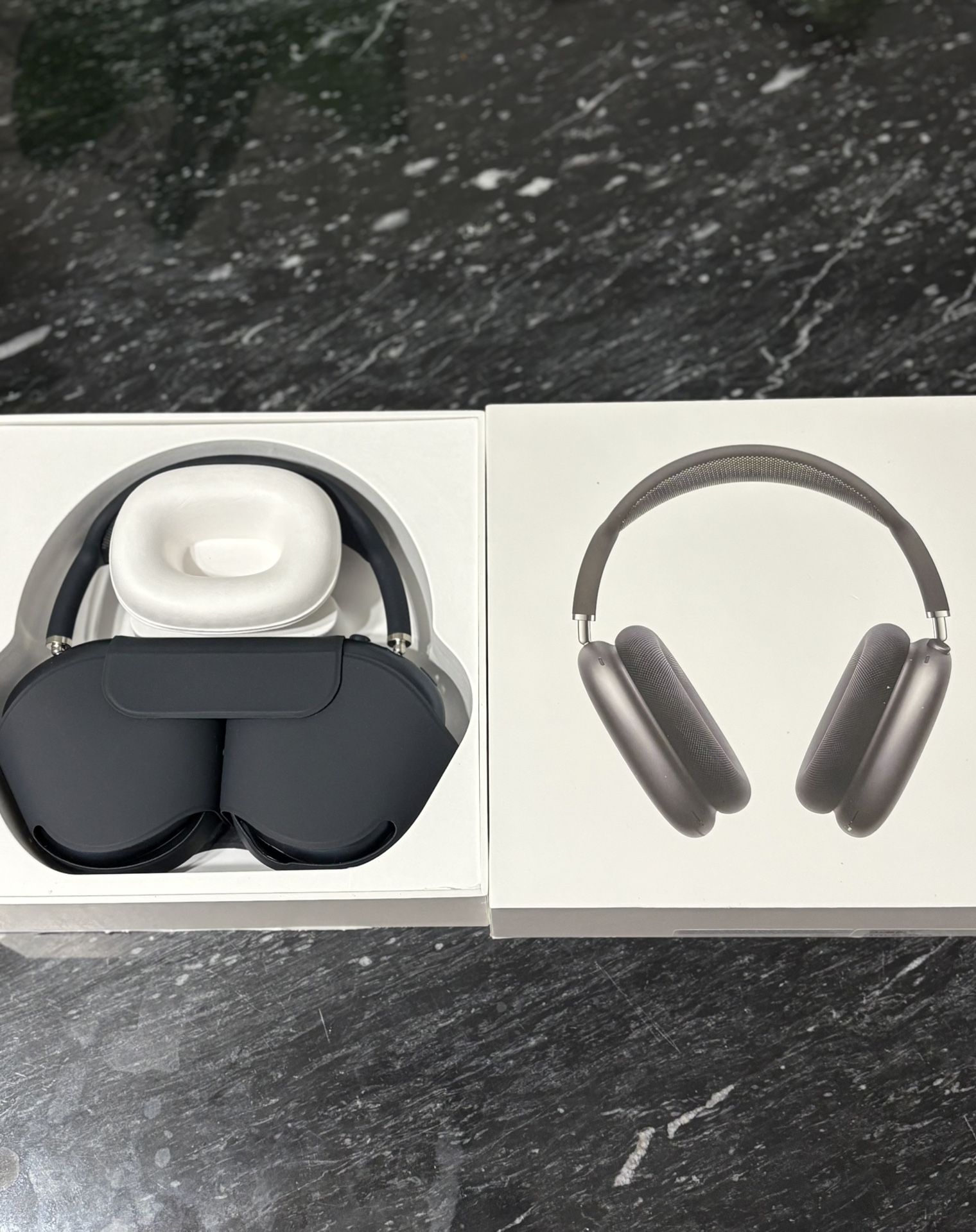 AirPod maxes midnight black (PRICE NEGOTIABLE)