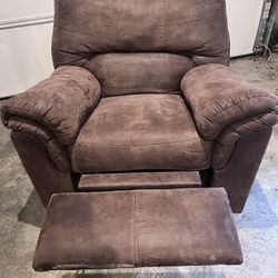 Like New Matching Recliners