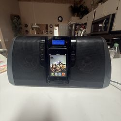 iPod Touch 4 With Dock