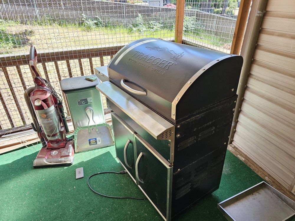 Treager Pellet Electric Smoker Grill for Sale in Mukilteo, WA OfferUp