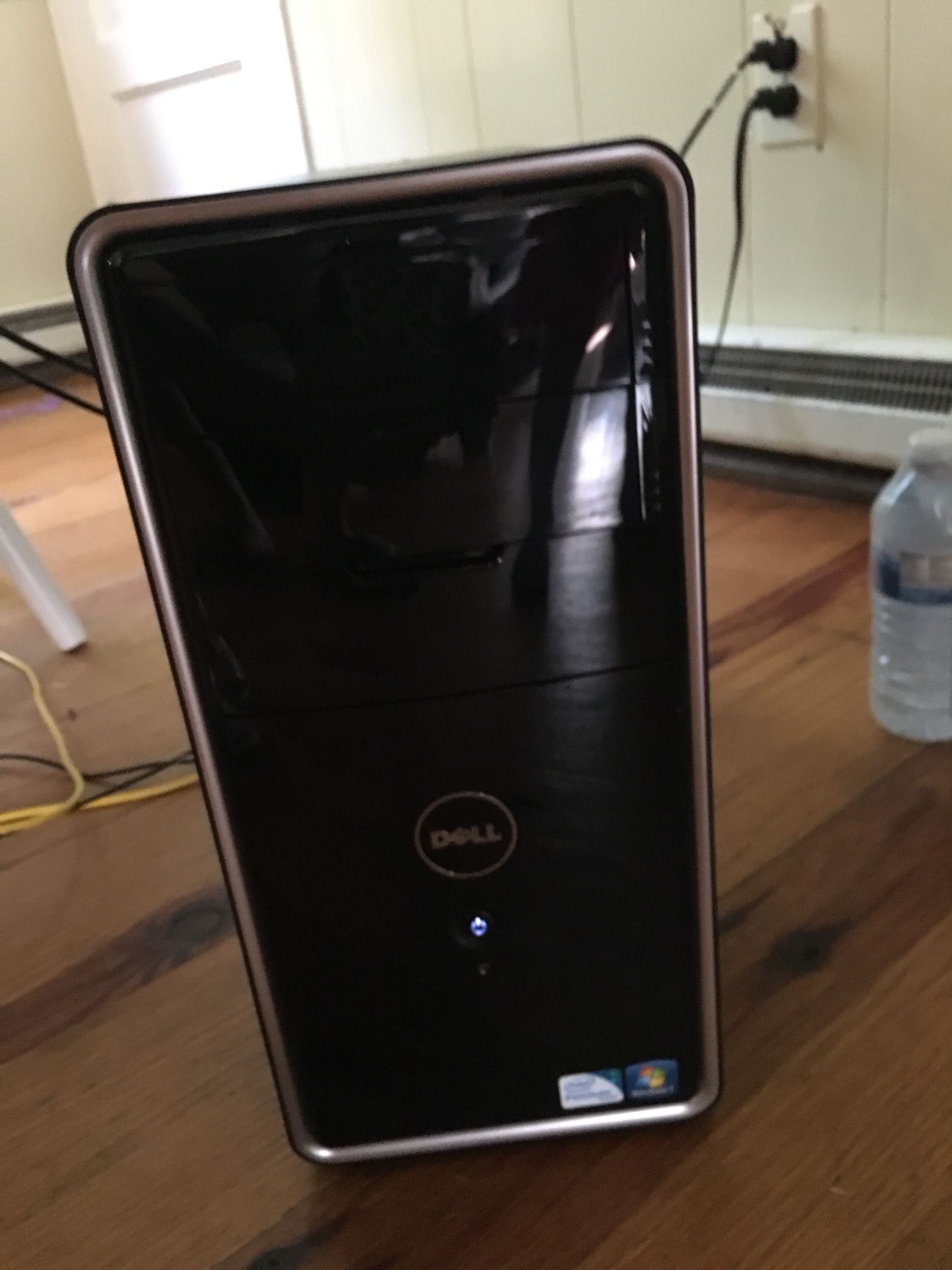 Inspiron 560 PC with 17 inch monitor, keyboard and mouse