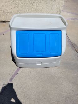 USED TOY. BOX LITTLE TIKES  ITS USED NORMAL WEAR  NEEDS A BIT CLEANING  PREATY  BIG