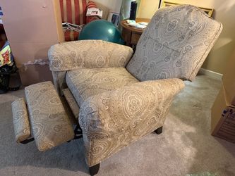 Like new recliner in excellent condition FREE!