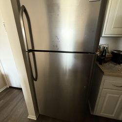 Frigidaire Top Freezer Refrigerator 