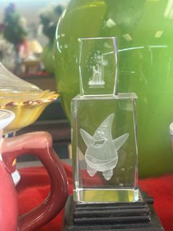 3D laser-etched crystal glass paperweight features a holographic depiction of Patrick Star from SpongeBob SquarePants