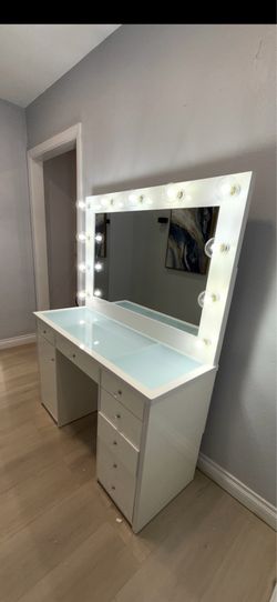 Makeup vanity