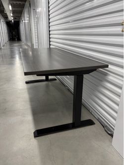 UPLIFT/Electric desk-EXCELLENT CONDITION-Like new