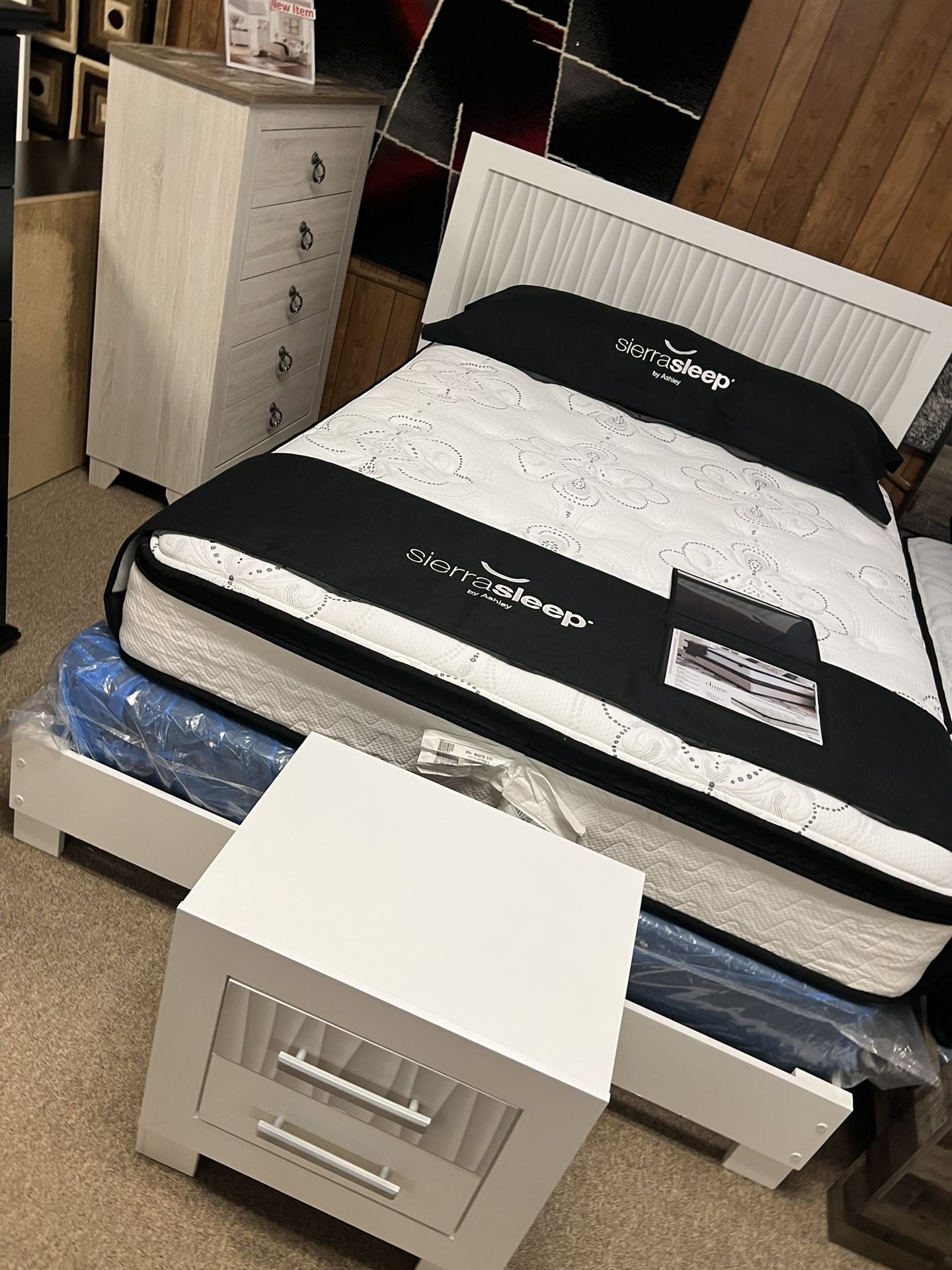 Fresh Stylish Nice Bedroom Set!