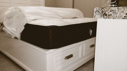Brand new queen size mattress 12 in brand new $900 mattress for $500 first come first serve pick up Fashion Valley