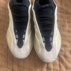 Yeezy 700 V3 Sunflower Size 8 $180