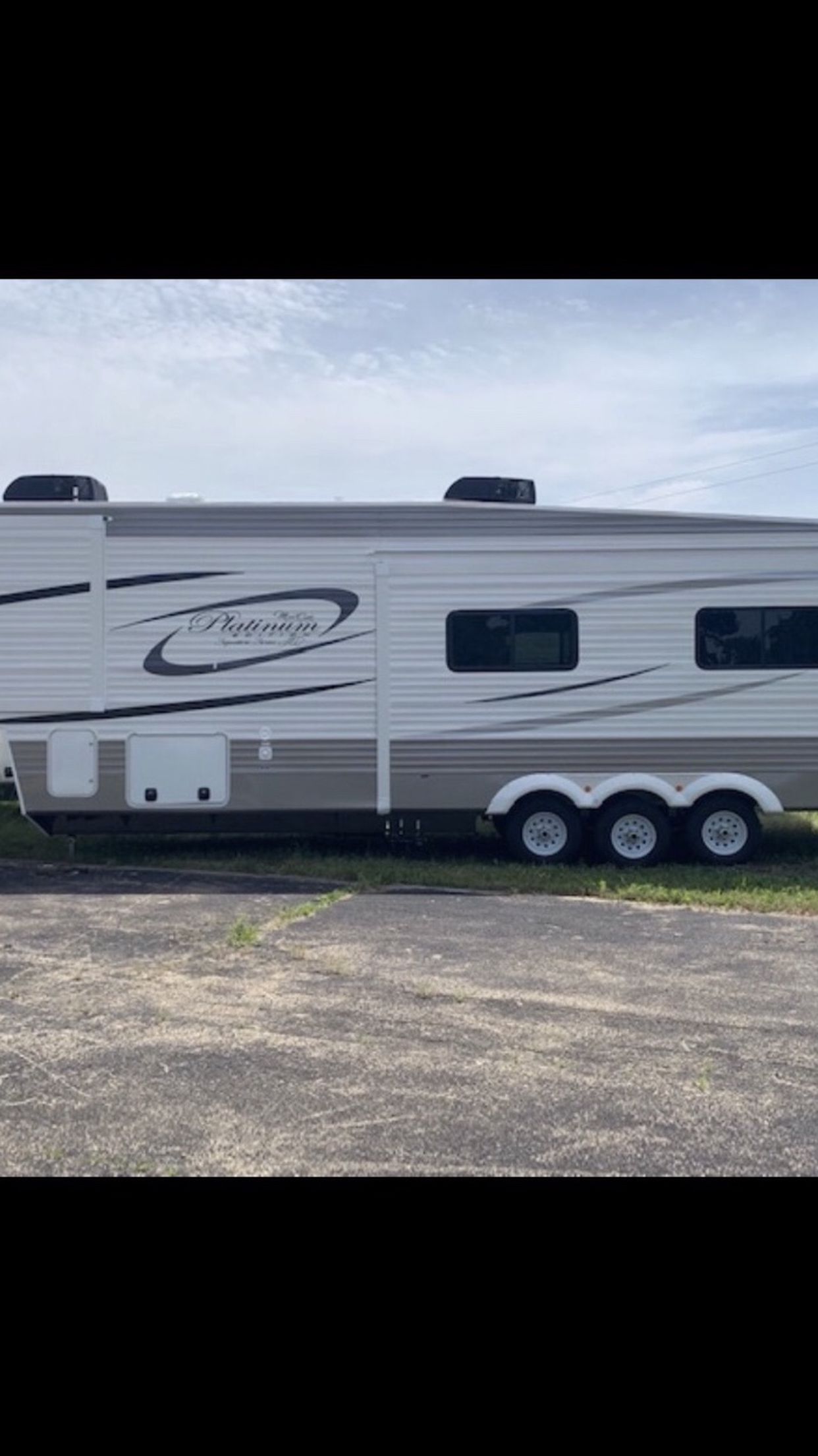 Photo 2020 Fifth Wheel Trailer ,Like New ,No pets No smoking ,35ft ,pull out couch , 35,000 OBO Washer dryer Bath tub shower House style flush toilet 20