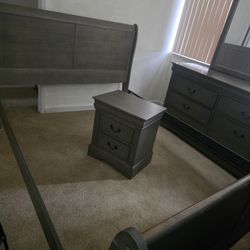 4 Piece Queen Bed (NO SLATS) 1 Full Dresser With Attachment Mirror Can Take Off Also An 1 Dresser 