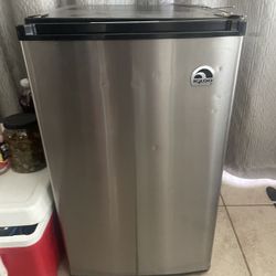 Igloo Mini Fridge 