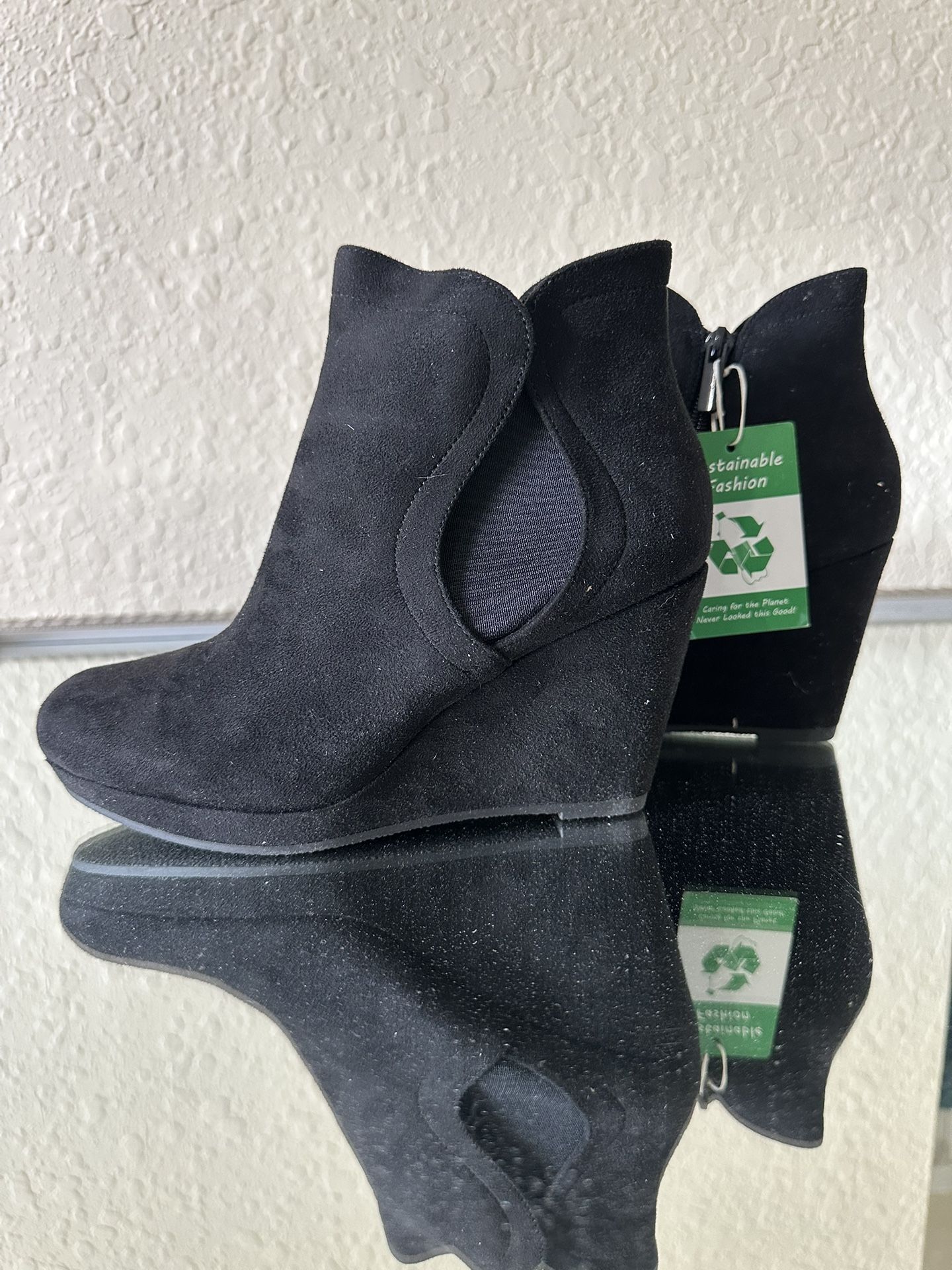 Low-cut black boot
