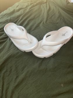 White Crocs flip flops #crocs #summer #flipflops
